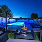 Awesome In With Swimming Pool شقة *
