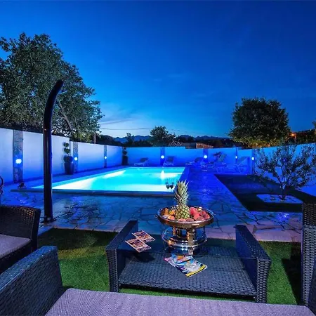 Awesome In With Swimming Pool Lejlighed *