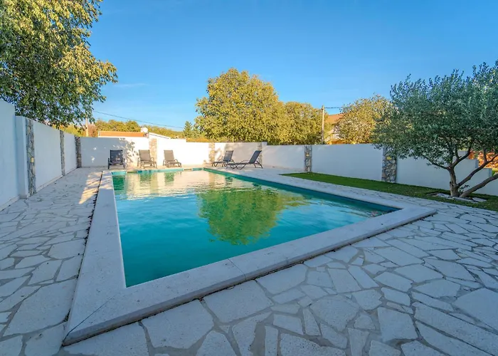 1 Bedroom Amazing In Διαμέρισμα Kruševo